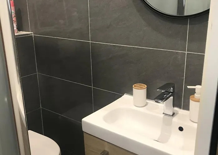 A 100 Metres De La Et De La Croisette