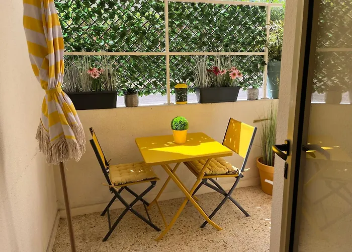 A 100 Metres De La Et De La Croisette