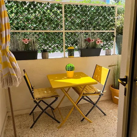 à 100 Mètres De La Et De La Croisette